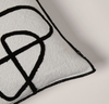 Coussin Dedal blanc et noir